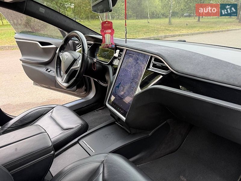 Лифтбек Tesla Model S 2016 в Ровно