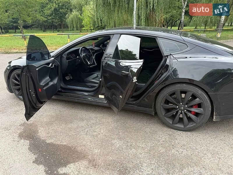 Лифтбек Tesla Model S 2016 в Ровно