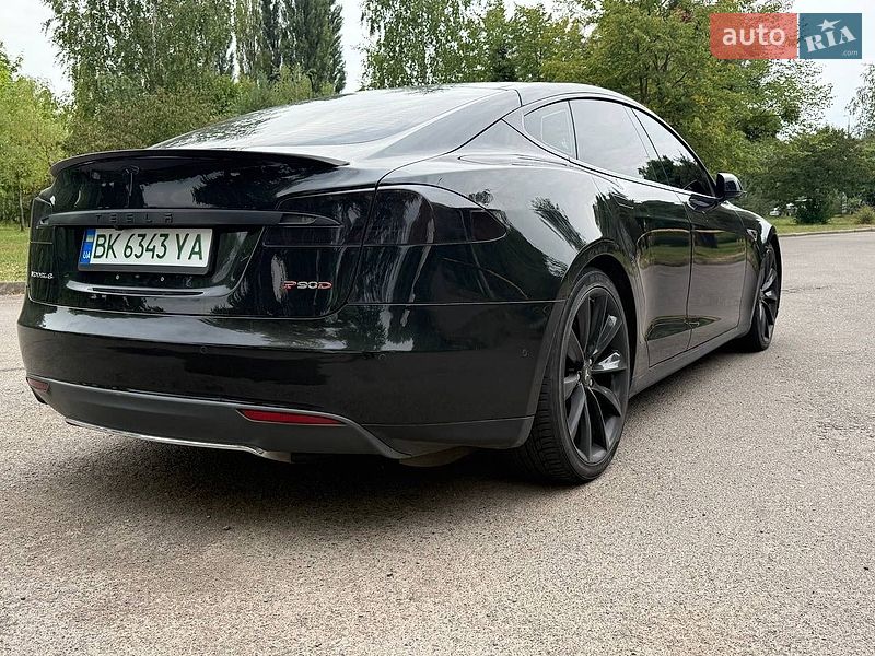 Лифтбек Tesla Model S 2016 в Ровно