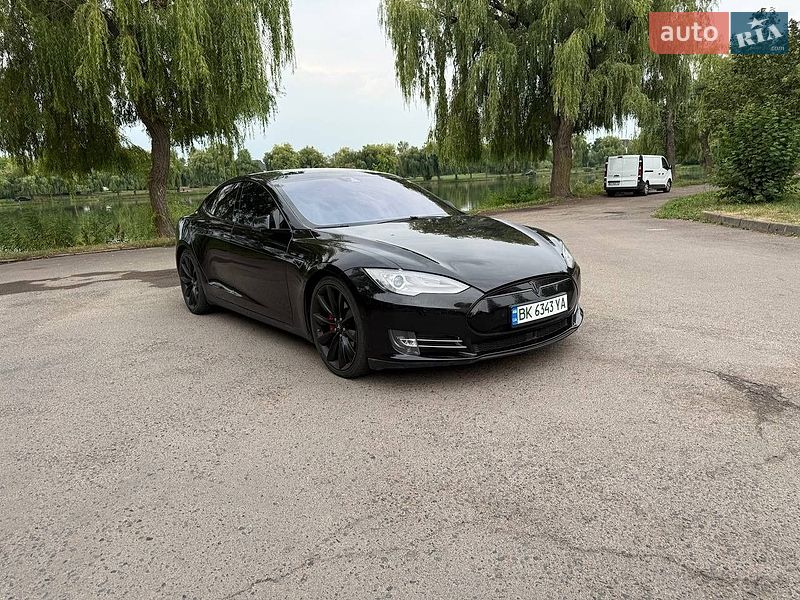Лифтбек Tesla Model S 2016 в Ровно