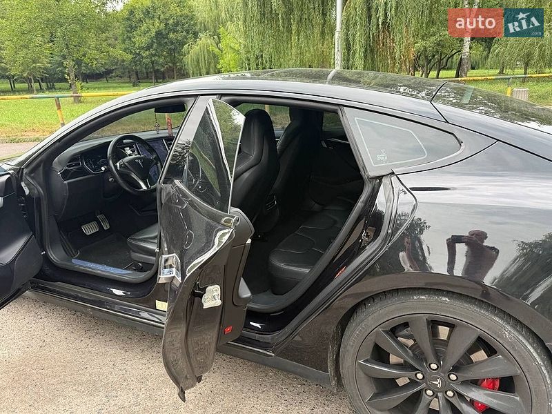 Лифтбек Tesla Model S 2016 в Ровно