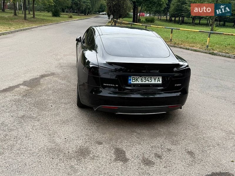 Лифтбек Tesla Model S 2016 в Ровно
