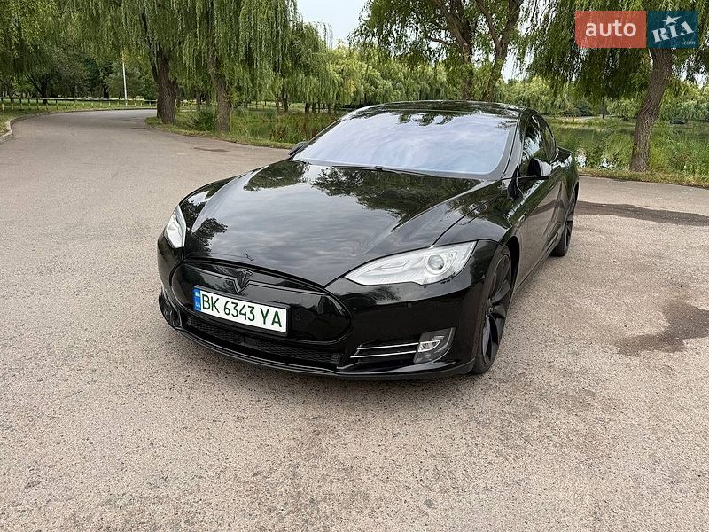 Лифтбек Tesla Model S 2016 в Ровно
