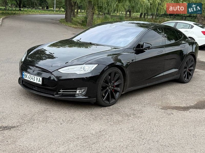 Лифтбек Tesla Model S 2016 в Ровно