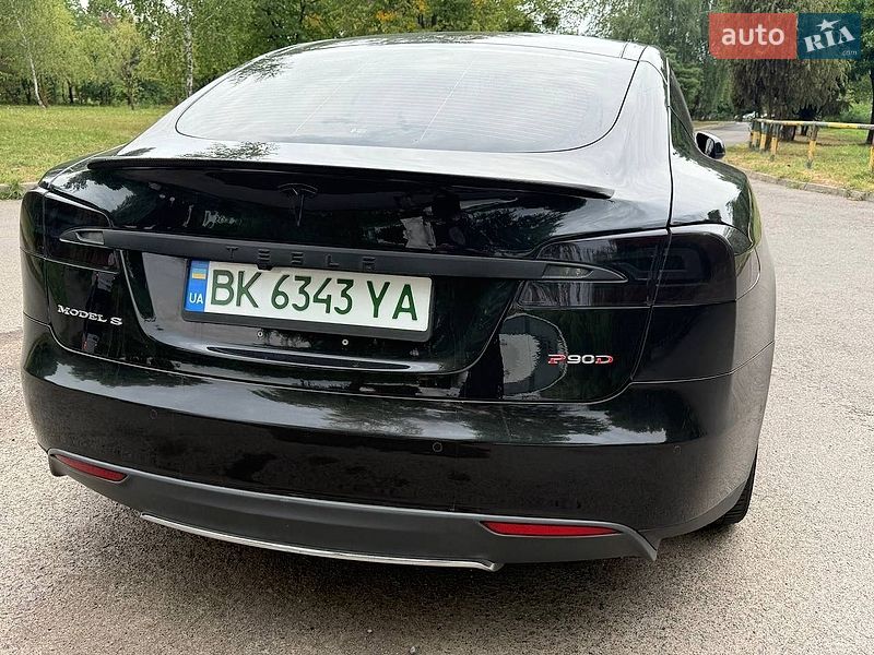 Лифтбек Tesla Model S 2016 в Ровно