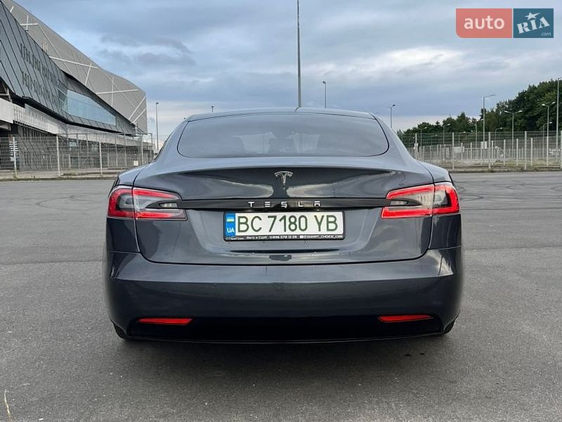 Ліфтбек Tesla Model S 2016 в Львові