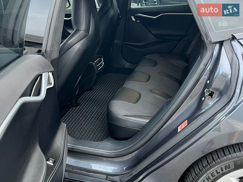 Ліфтбек Tesla Model S 2016 в Львові