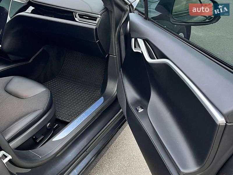 Ліфтбек Tesla Model S 2016 в Львові