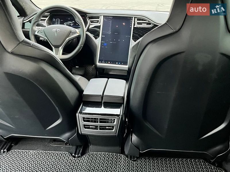 Ліфтбек Tesla Model S 2016 в Львові