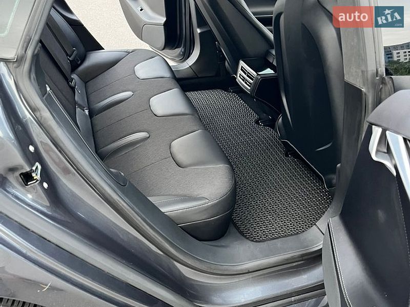 Ліфтбек Tesla Model S 2016 в Львові