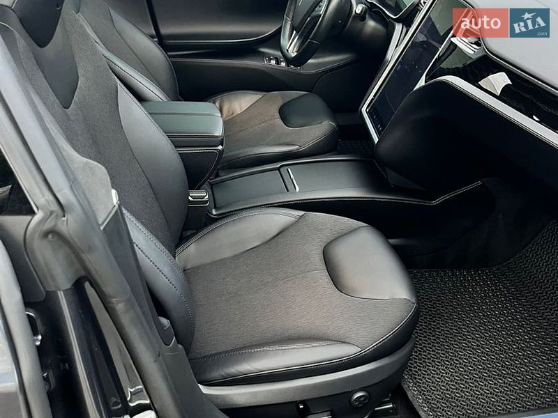 Ліфтбек Tesla Model S 2016 в Львові