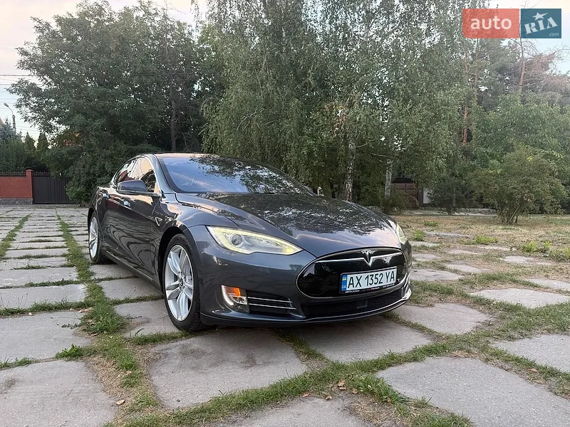 Tesla Model S 2015
