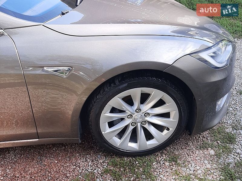 Лифтбек Tesla Model S 2016 в Житомире