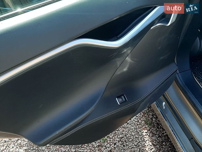 Лифтбек Tesla Model S 2016 в Житомире