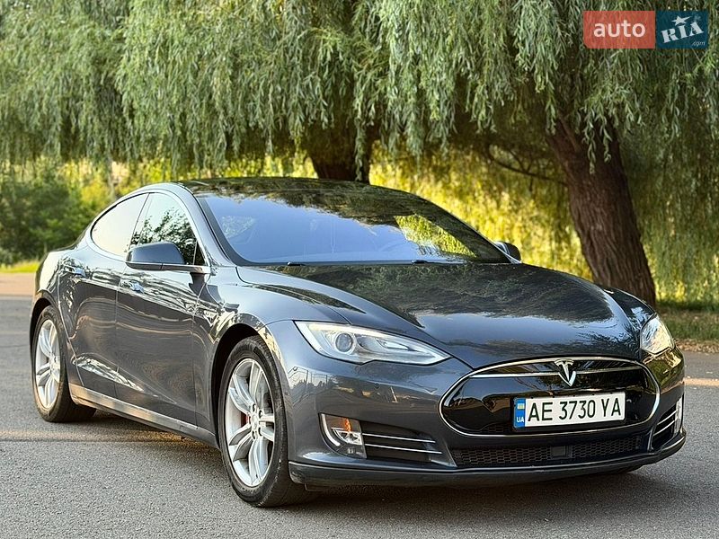 Лифтбек Tesla Model S 2015 в Кривом Роге