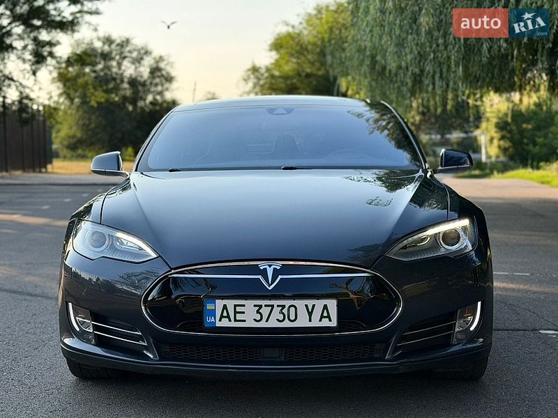 Лифтбек Tesla Model S 2015 в Кривом Роге