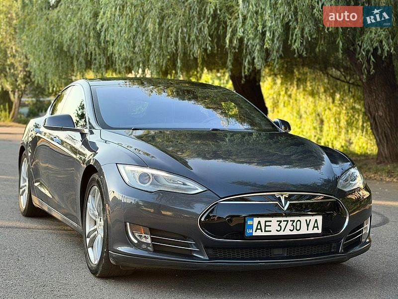 Лифтбек Tesla Model S 2015 в Кривом Роге