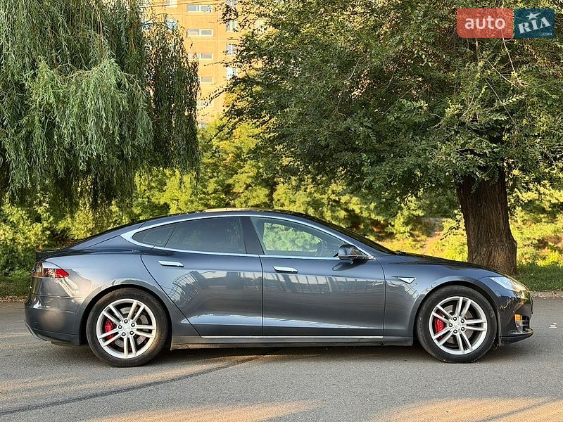 Лифтбек Tesla Model S 2015 в Кривом Роге