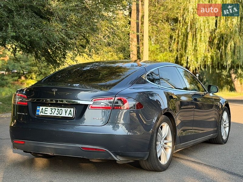 Лифтбек Tesla Model S 2015 в Кривом Роге