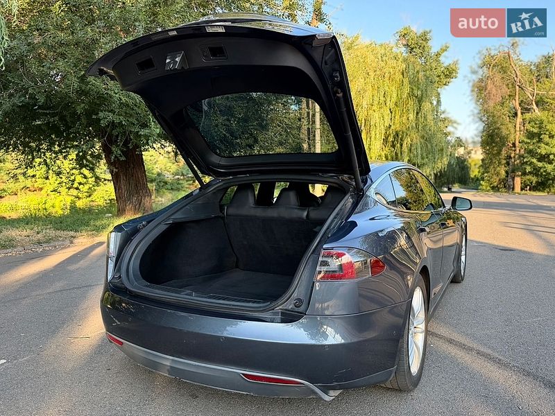 Лифтбек Tesla Model S 2015 в Кривом Роге