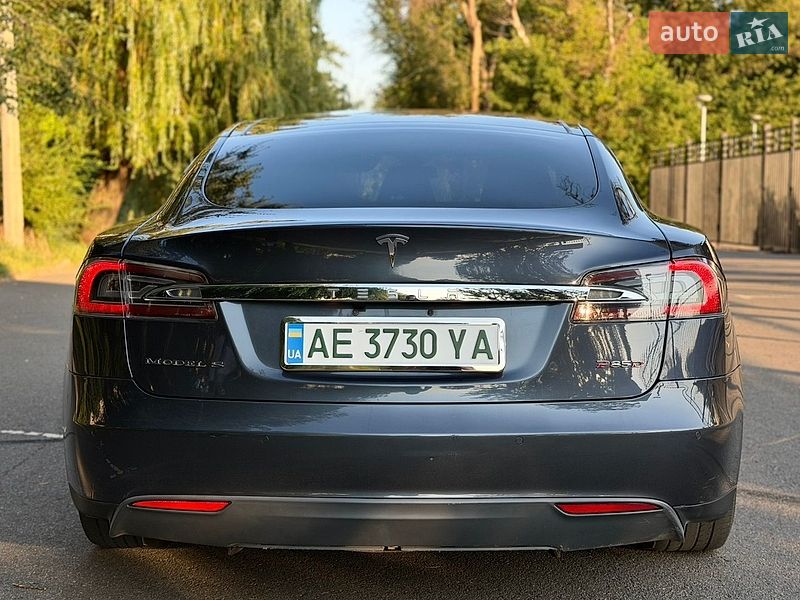 Лифтбек Tesla Model S 2015 в Кривом Роге