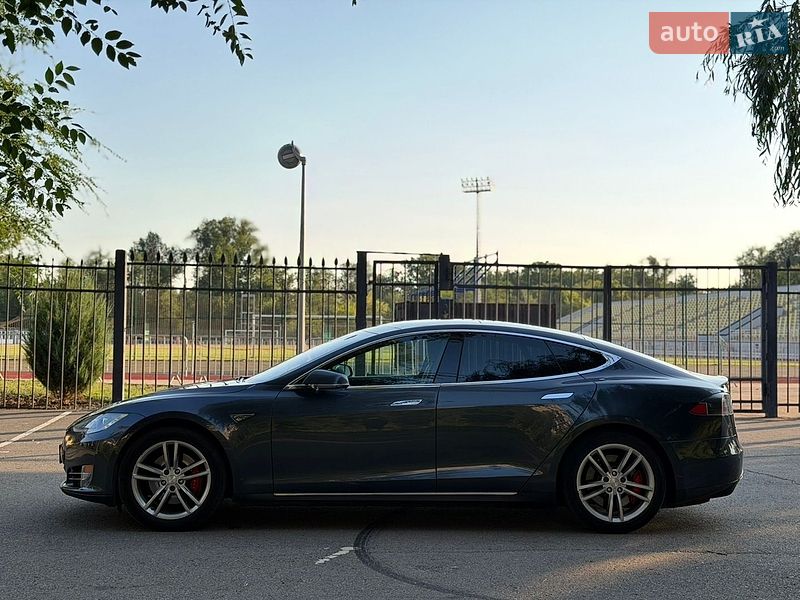 Лифтбек Tesla Model S 2015 в Кривом Роге