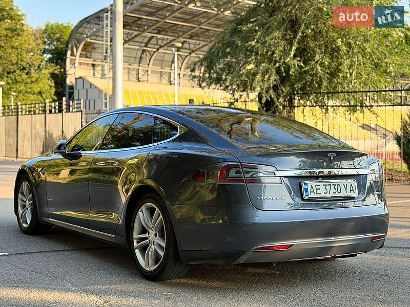 Лифтбек Tesla Model S 2015 в Кривом Роге