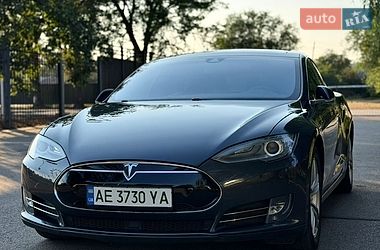 Лифтбек Tesla Model S 2015 в Кривом Роге