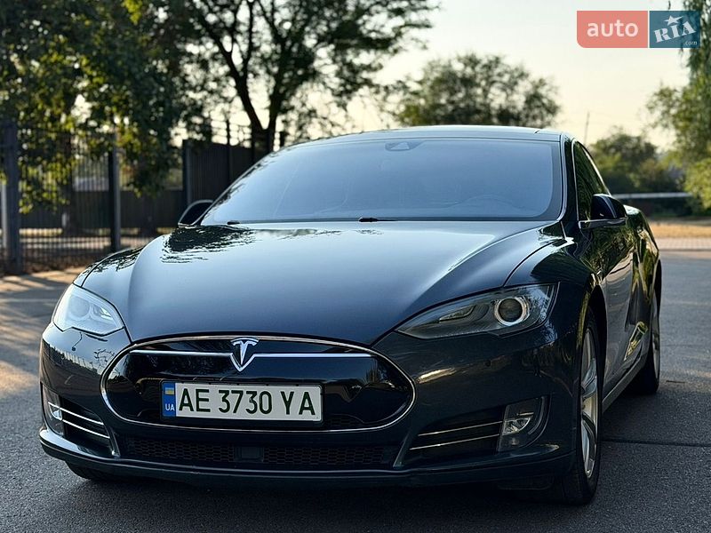 Лифтбек Tesla Model S 2015 в Кривом Роге