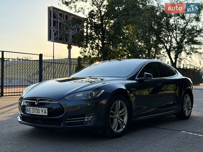 Лифтбек Tesla Model S 2015 в Кривом Роге