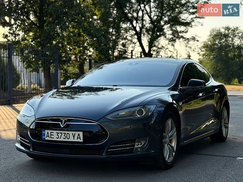 Лифтбек Tesla Model S 2015 в Кривом Роге