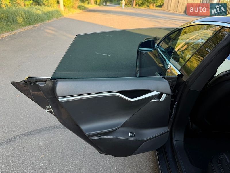 Лифтбек Tesla Model S 2015 в Кривом Роге