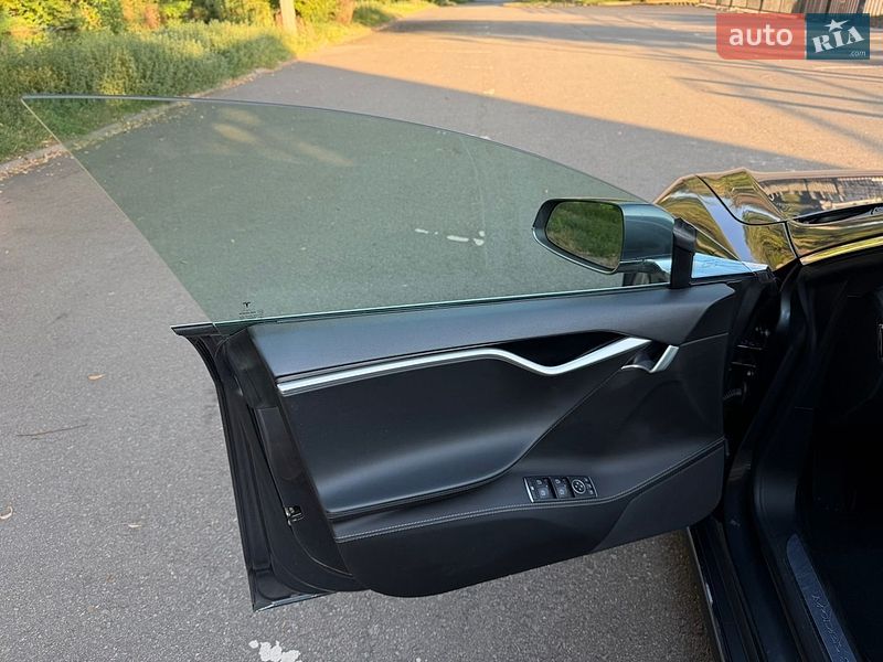 Лифтбек Tesla Model S 2015 в Кривом Роге