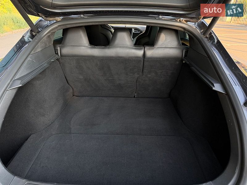 Лифтбек Tesla Model S 2015 в Кривом Роге