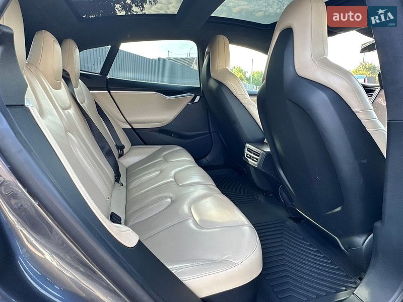 Ліфтбек Tesla Model S 2016 в Луцьку