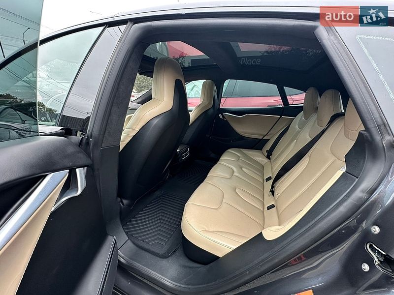 Ліфтбек Tesla Model S 2016 в Луцьку