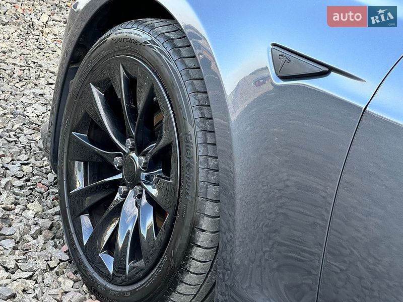 Ліфтбек Tesla Model S 2016 в Луцьку