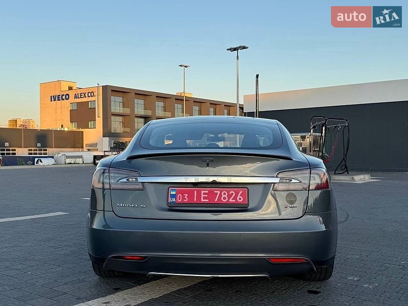 Лифтбек Tesla Model S 2014 в Львове