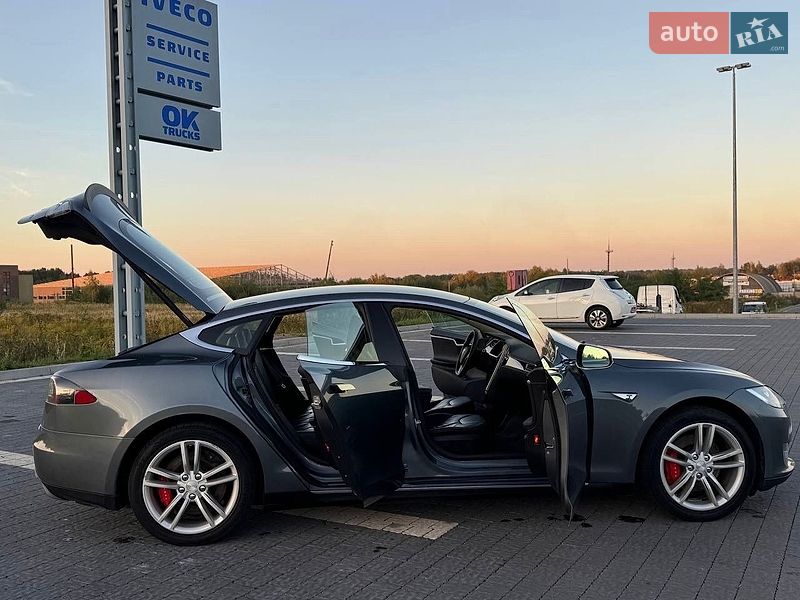 Лифтбек Tesla Model S 2014 в Львове
