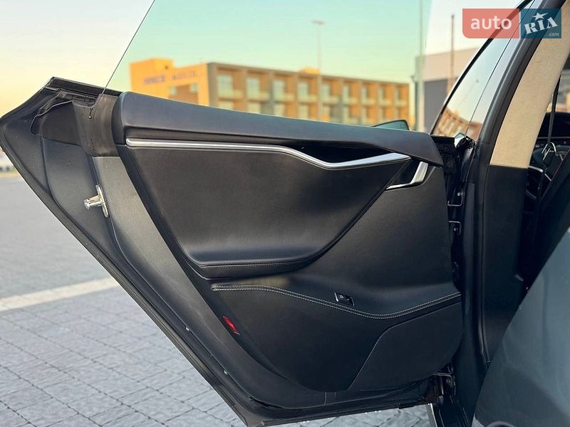 Лифтбек Tesla Model S 2014 в Львове
