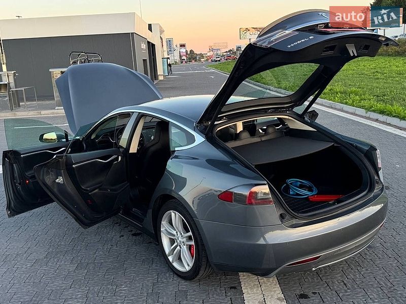Лифтбек Tesla Model S 2014 в Львове