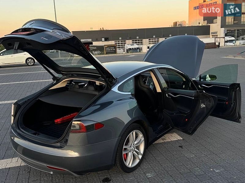 Лифтбек Tesla Model S 2014 в Львове