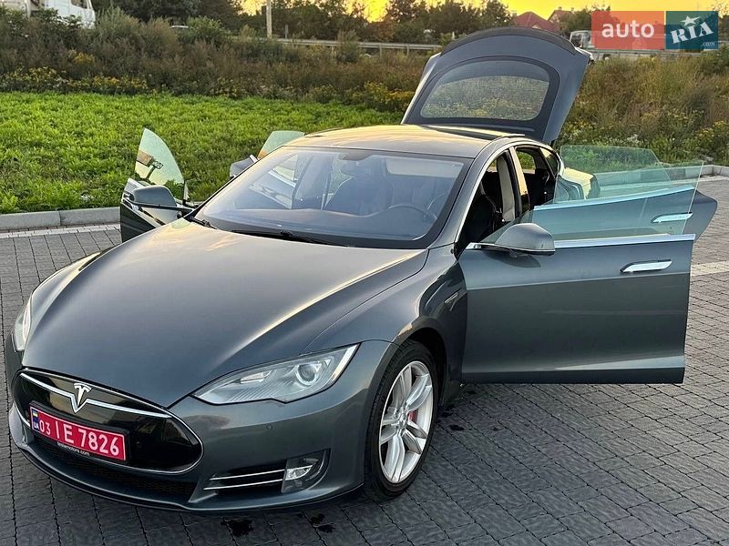 Лифтбек Tesla Model S 2014 в Львове
