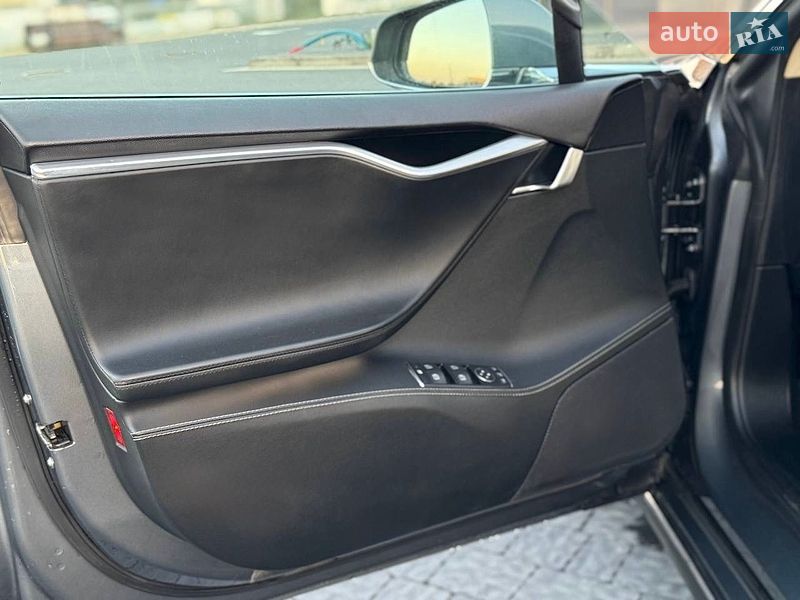Лифтбек Tesla Model S 2014 в Львове