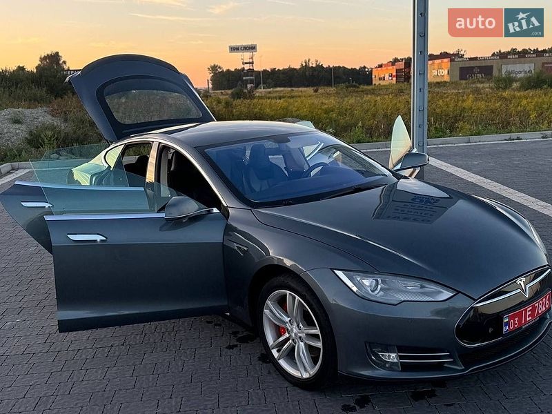 Лифтбек Tesla Model S 2014 в Львове