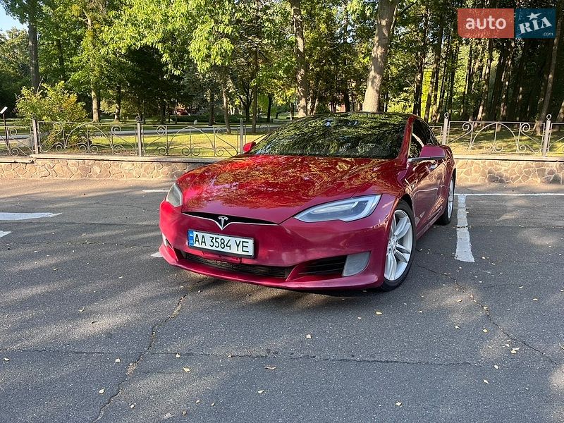 Лифтбек Tesla Model S 2016 в Радомышле