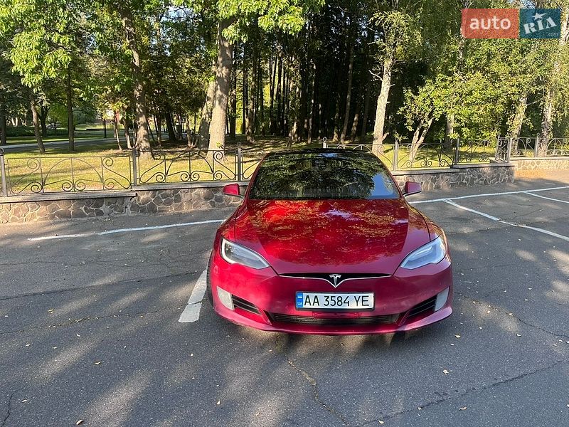 Лифтбек Tesla Model S 2016 в Радомышле