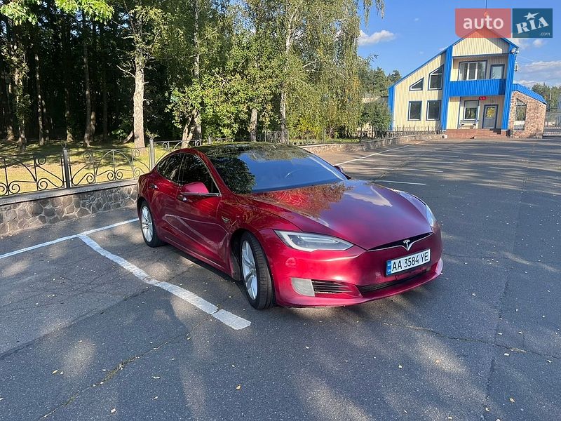 Лифтбек Tesla Model S 2016 в Радомышле