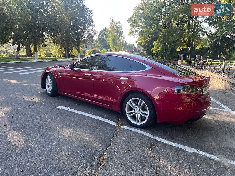 Лифтбек Tesla Model S 2016 в Радомышле