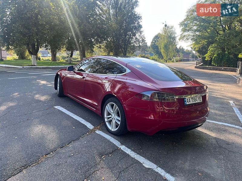 Лифтбек Tesla Model S 2016 в Радомышле